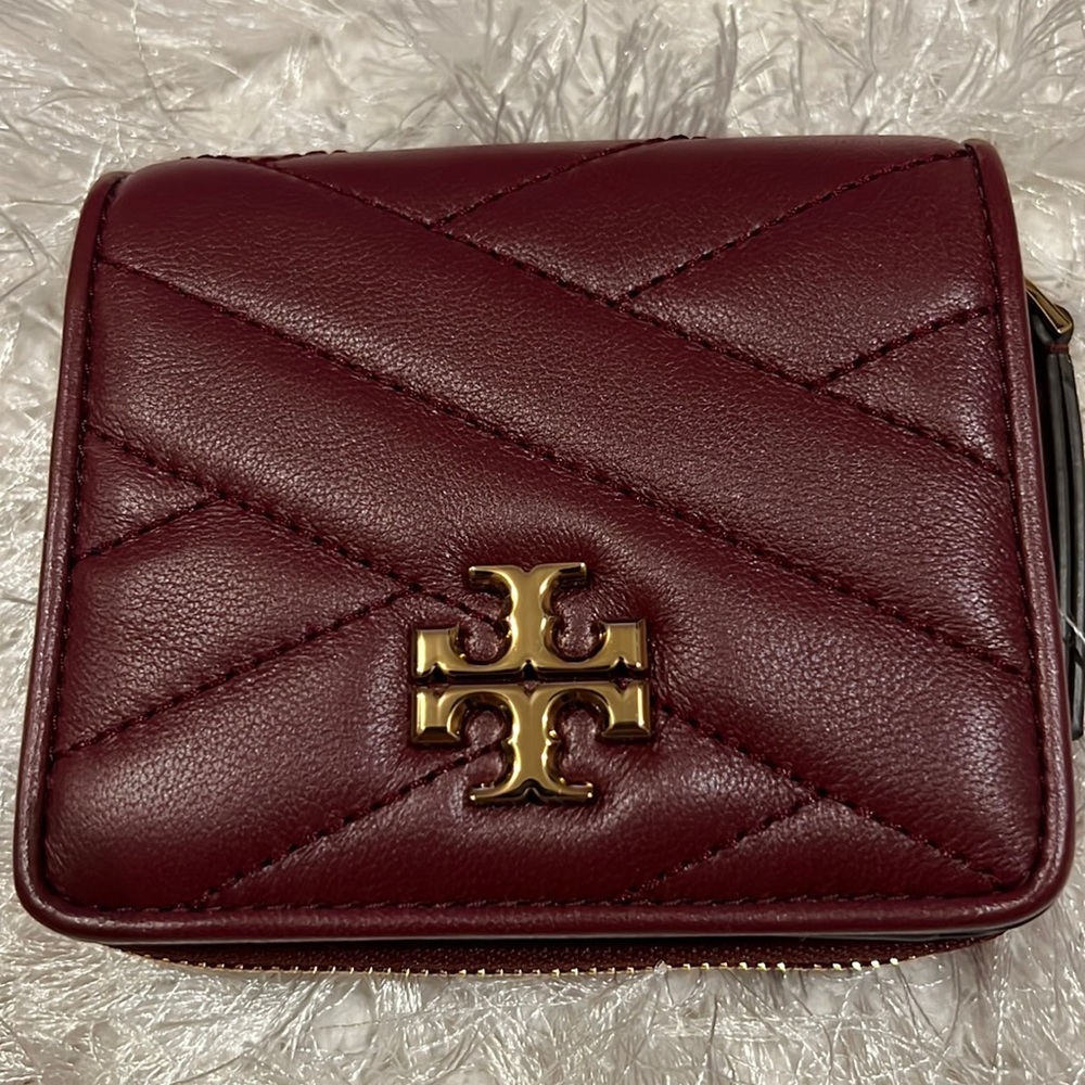 Tory Burch wallet T Burgundy beautiful color. Brand new. Amazing color.